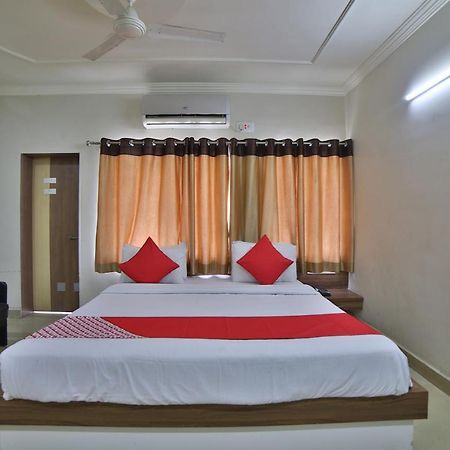 Oyo 41929 Hotel Loyal Residency Jāmnagar Dış mekan fotoğraf