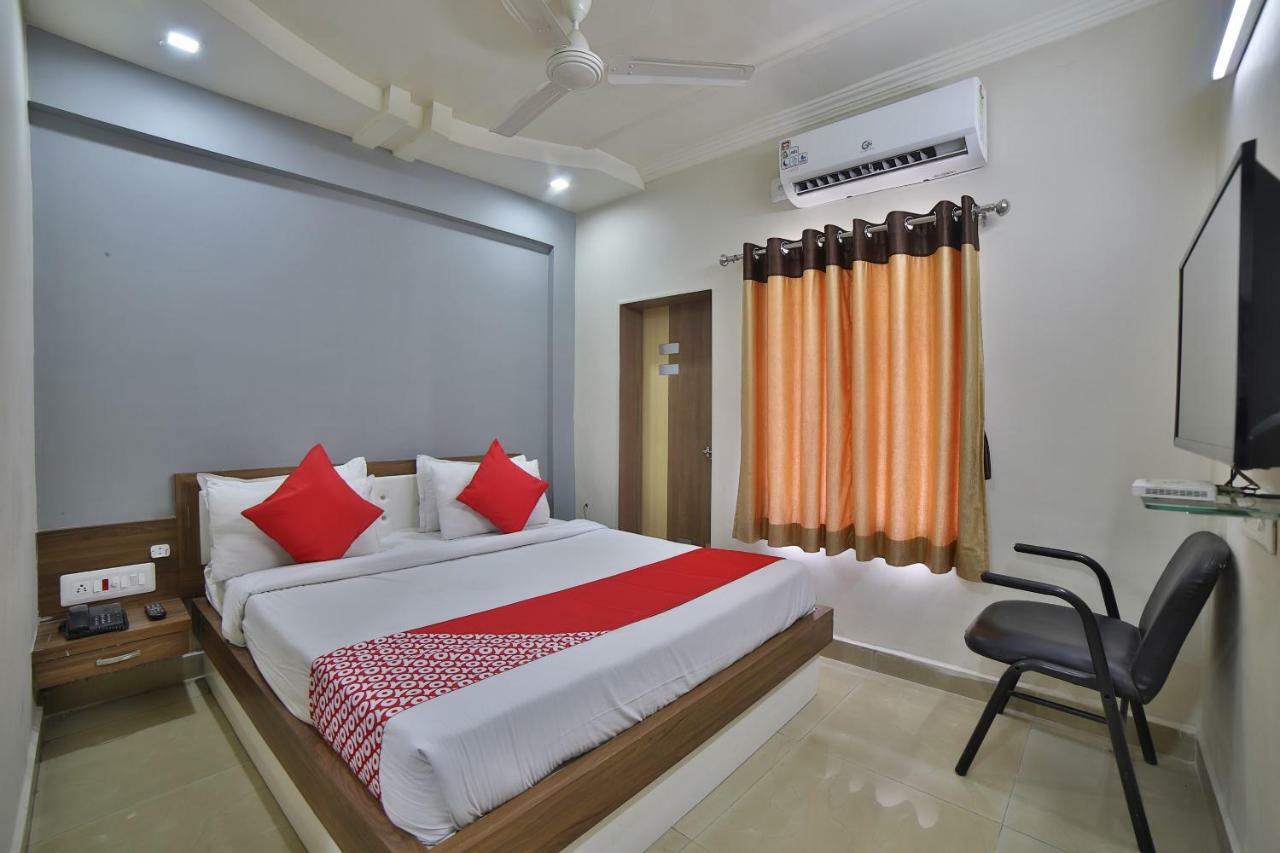 Oyo 41929 Hotel Loyal Residency Jāmnagar Oda fotoğraf