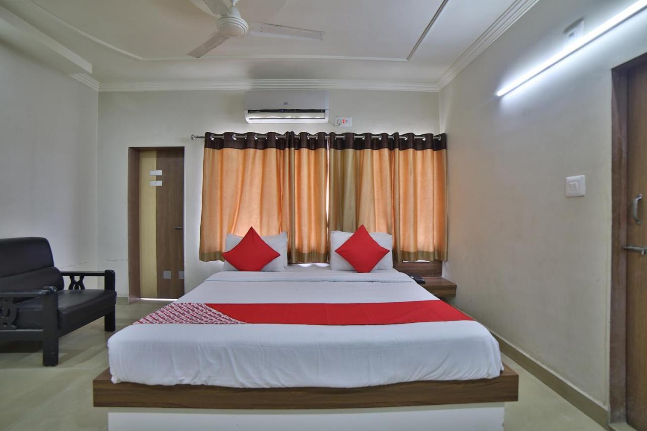 Oyo 41929 Hotel Loyal Residency Jāmnagar Dış mekan fotoğraf