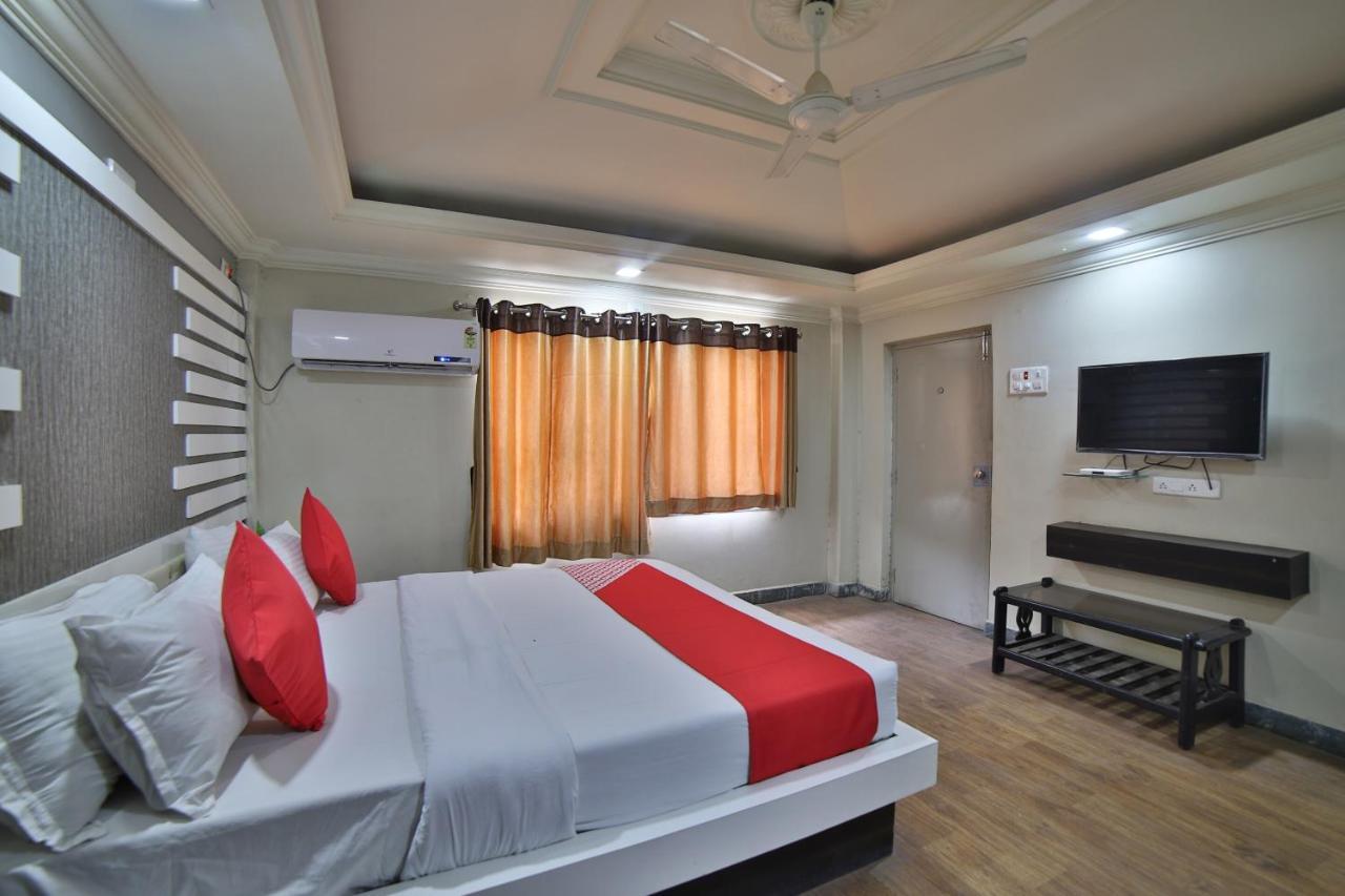 Oyo 41929 Hotel Loyal Residency Jāmnagar Dış mekan fotoğraf