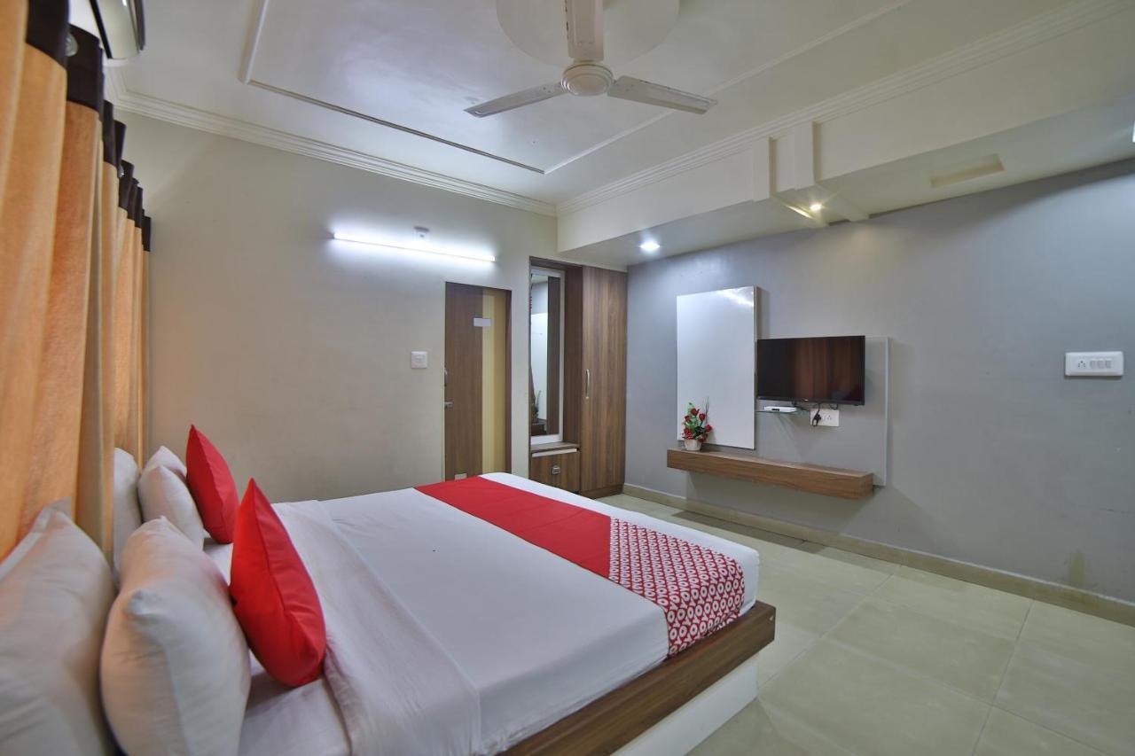 Oyo 41929 Hotel Loyal Residency Jāmnagar Dış mekan fotoğraf