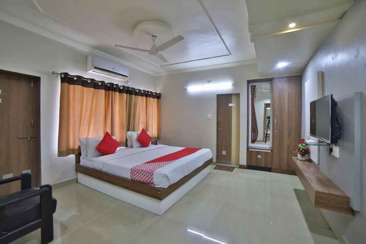 Oyo 41929 Hotel Loyal Residency Jāmnagar Dış mekan fotoğraf
