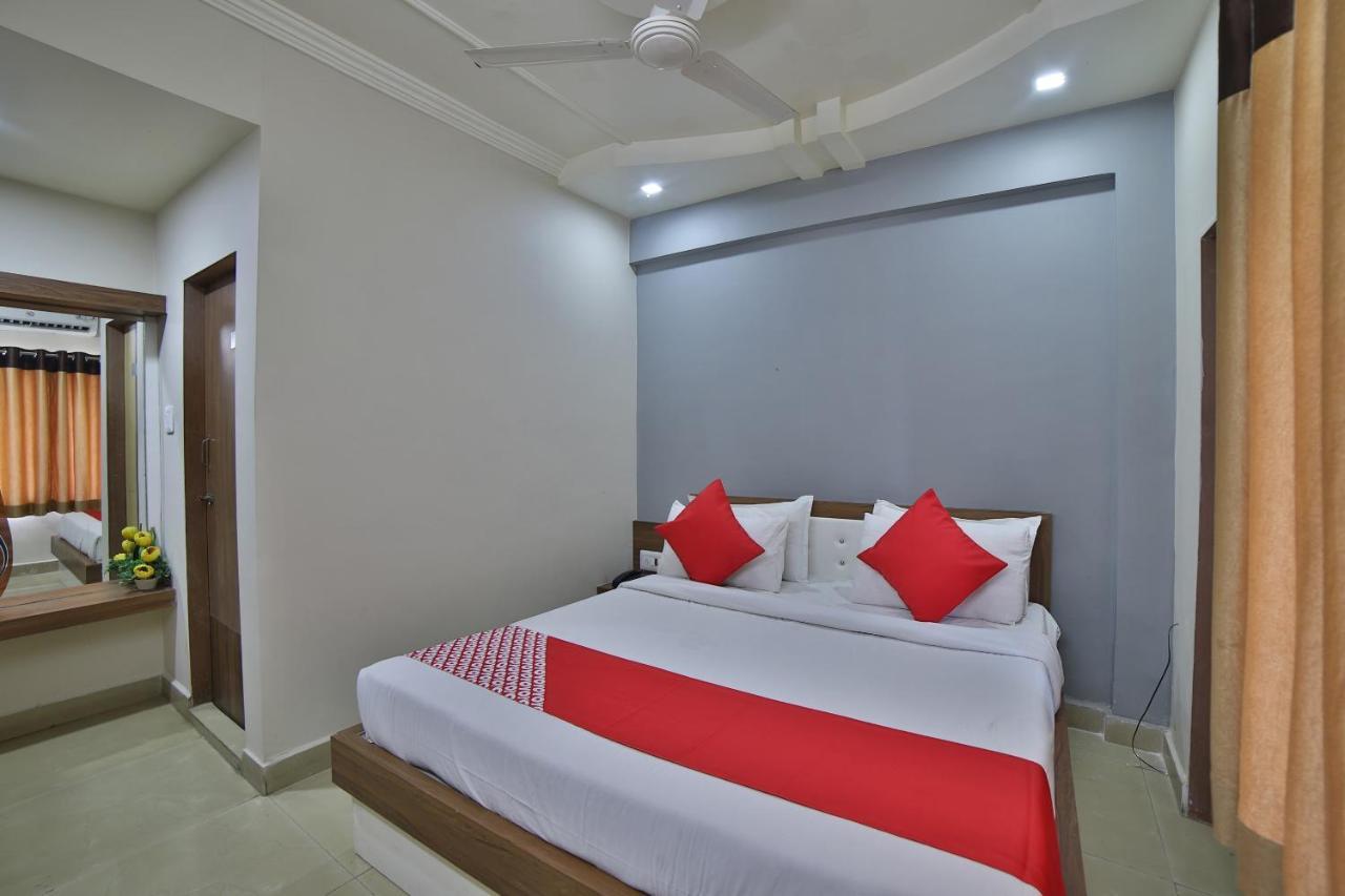 Oyo 41929 Hotel Loyal Residency Jāmnagar Dış mekan fotoğraf