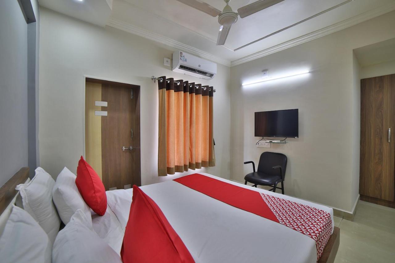 Oyo 41929 Hotel Loyal Residency Jāmnagar Dış mekan fotoğraf
