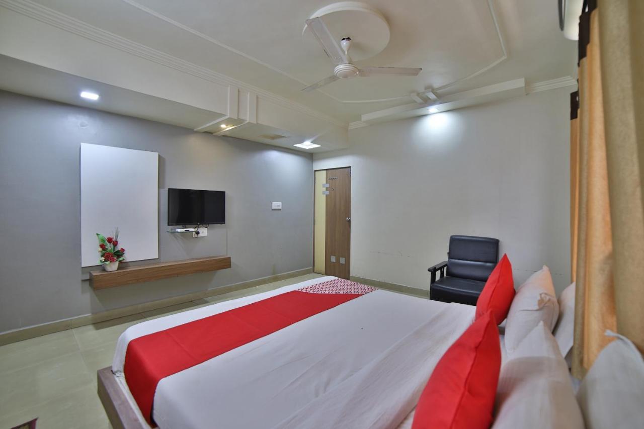 Oyo 41929 Hotel Loyal Residency Jāmnagar Dış mekan fotoğraf