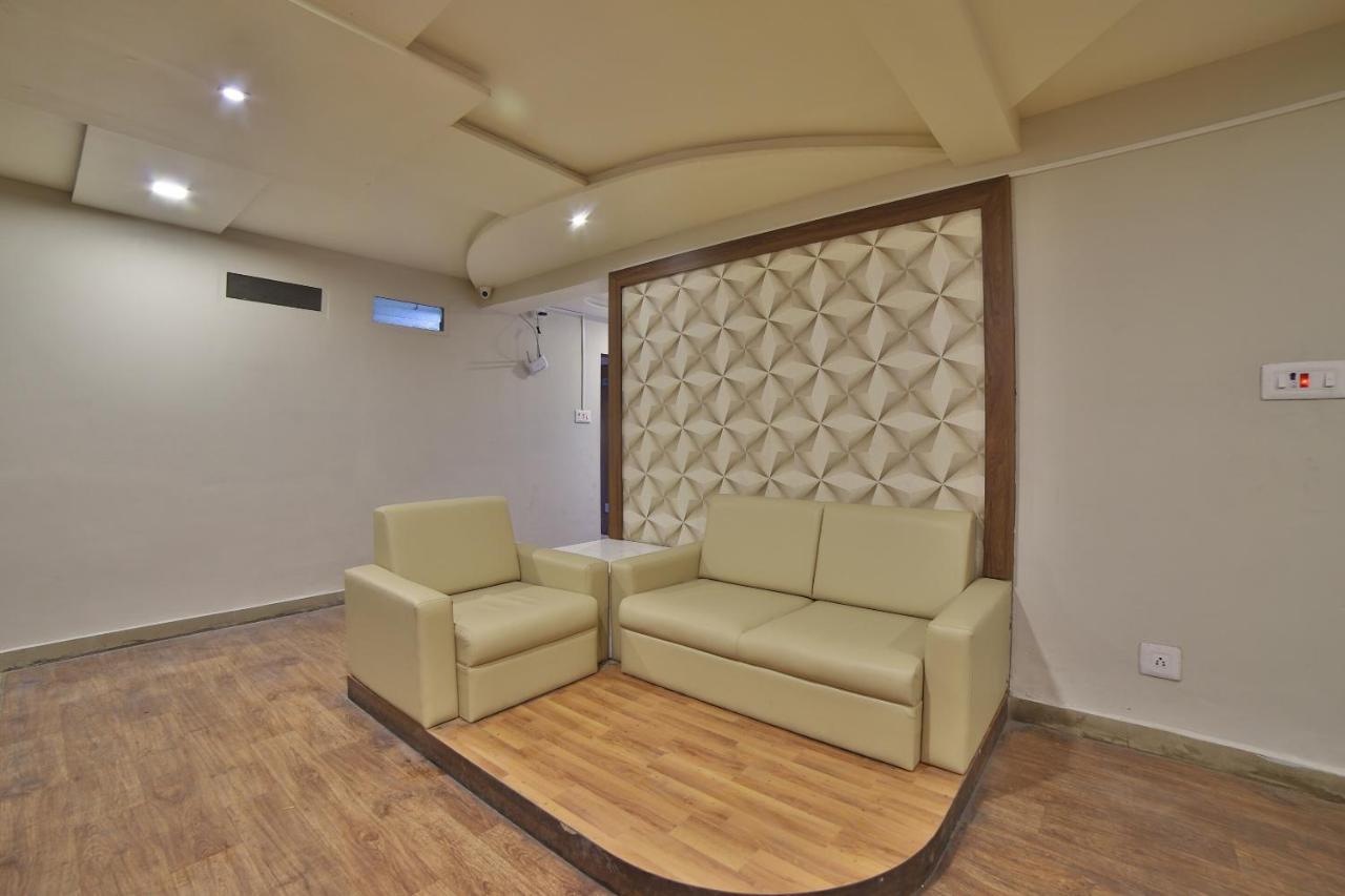 Oyo 41929 Hotel Loyal Residency Jāmnagar Dış mekan fotoğraf