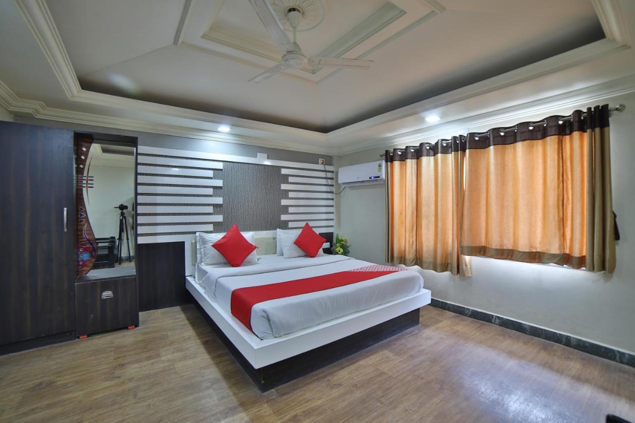 Oyo 41929 Hotel Loyal Residency Jāmnagar Dış mekan fotoğraf